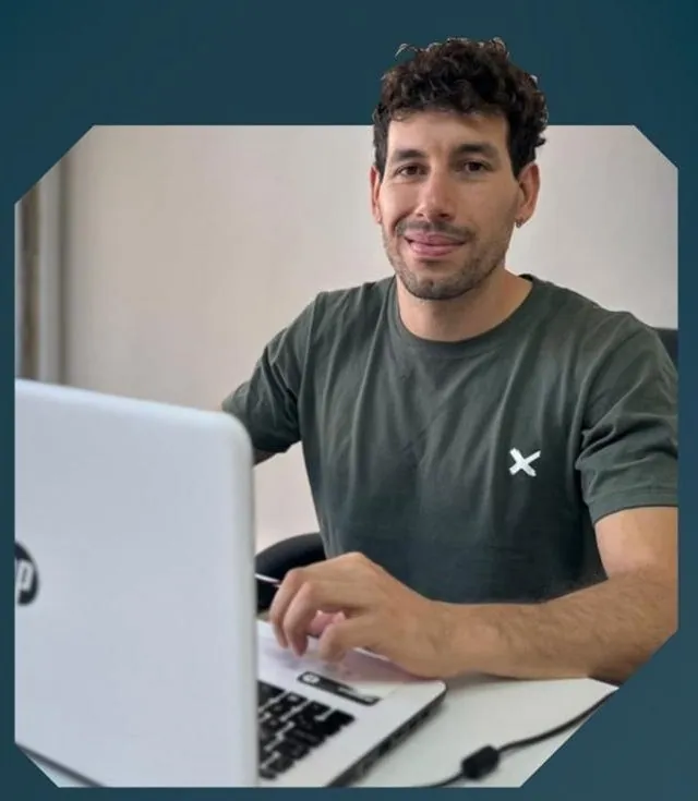 Federico Romero en su escritorio