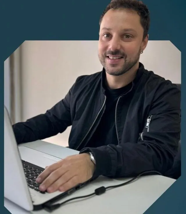 Nicolás Capellino en su escritorio